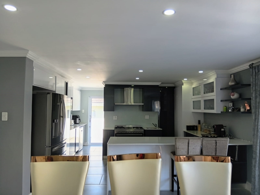 5 Bedroom Property for Sale in Beacon Bay Eastern Cape